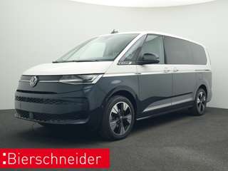 Schräge Frontansicht auf einen Volkswagen Multivan , freigestellt