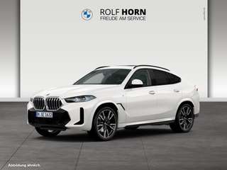 Schräge Frontansicht auf einen BMW X6 , freigestellt