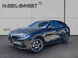 Schräge Frontansicht auf einen Alfa Romeo Stelvio , freigestellt