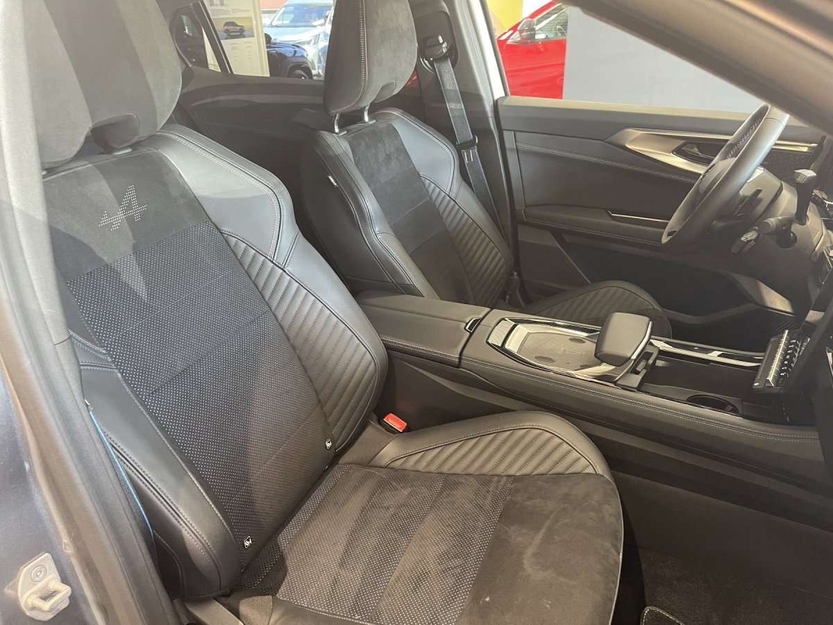 Fahrzeugbild eines Renault Rafale