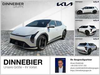 Schräge Frontansicht auf einen Kia EV4 , freigestellt
