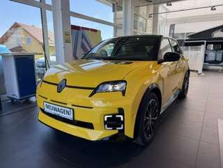 Schräge Frontansicht auf einen Renault 5 E-TECH , freigestellt