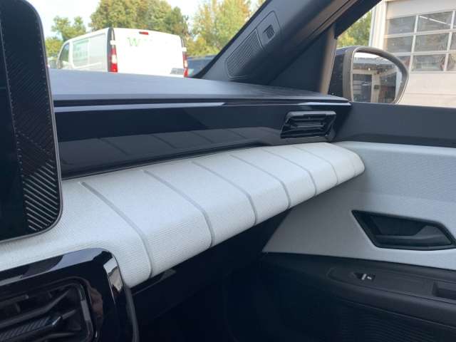 Fahrzeugbild eines Renault 4 E-TECH