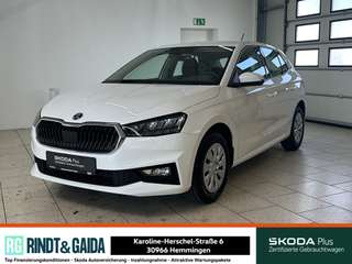 Schräge Frontansicht auf einen Skoda Fabia , freigestellt