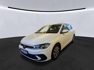 Schräge Frontansicht auf einen Volkswagen Polo , freigestellt