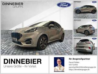 Schräge Frontansicht auf einen Ford Puma , freigestellt