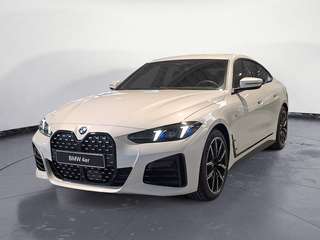 Schräge Frontansicht auf einen BMW 4er-Reihe , freigestellt