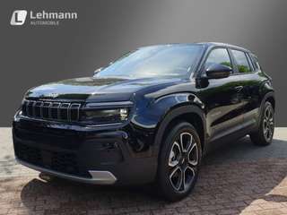 Schräge Frontansicht auf einen Jeep Avenger , freigestellt