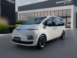 Schräge Frontansicht auf einen Hyundai Staria , freigestellt
