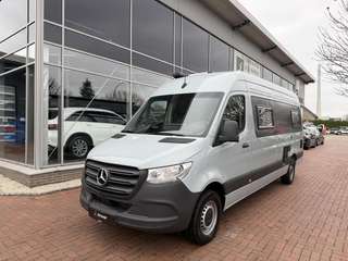 Schräge Frontansicht auf einen Mercedes-Benz Sprinter , freigestellt