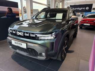 Schräge Frontansicht auf einen Dacia Duster , freigestellt