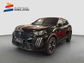Schräge Frontansicht auf einen Peugeot 2008 , freigestellt