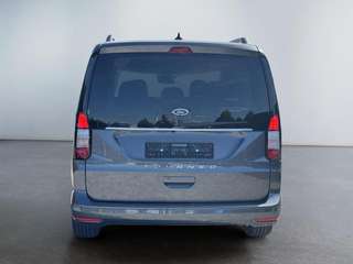 Schräge Frontansicht auf einen Ford Grand Tourneo , freigestellt
