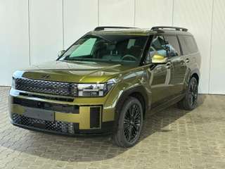 Schräge Frontansicht auf einen Hyundai Santa Fe , freigestellt