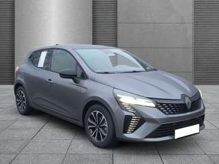 Schräge Frontansicht auf einen Renault Clio , freigestellt