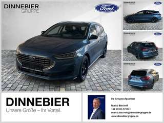 Schräge Frontansicht auf einen Ford Focus , freigestellt