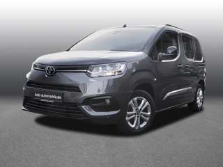 Schräge Frontansicht auf einen Toyota Proace City , freigestellt