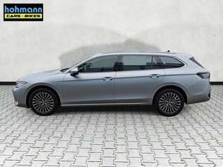 Schräge Frontansicht auf einen Volkswagen Passat , freigestellt