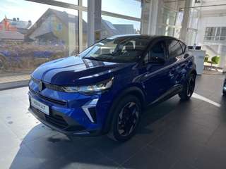 Schräge Frontansicht auf einen Renault Captur , freigestellt
