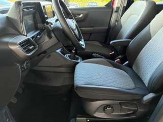 Schräge Frontansicht auf einen Ford Tourneo Courier , freigestellt