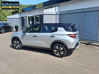 Schräge Frontansicht auf einen Opel Frontera , freigestellt
