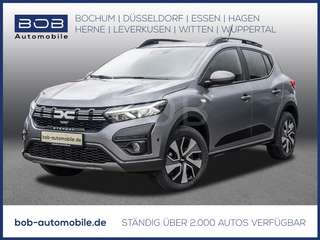 Schräge Frontansicht auf einen Dacia Sandero , freigestellt