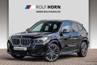 Schräge Frontansicht auf einen BMW X1 , freigestellt