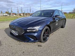 Schräge Frontansicht auf einen Genesis G70 , freigestellt
