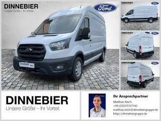 Schräge Frontansicht auf einen Ford Transit , freigestellt
