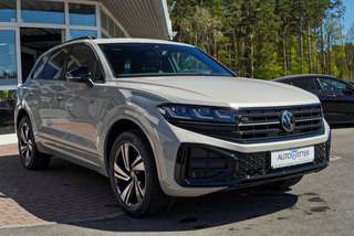 Schräge Frontansicht auf einen Volkswagen Touareg , freigestellt