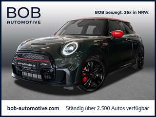 Schräge Frontansicht auf einen MINI MINI , freigestellt