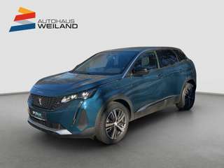 Schräge Frontansicht auf einen Peugeot 3008 , freigestellt