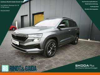 Schräge Frontansicht auf einen Skoda Karoq , freigestellt