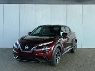 Schräge Frontansicht auf einen Nissan JUKE , freigestellt