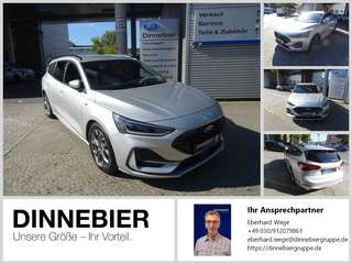 Schräge Frontansicht auf einen Ford Focus , freigestellt