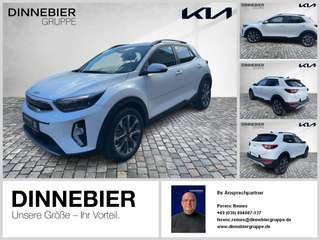 Schräge Frontansicht auf einen Kia Stonic , freigestellt