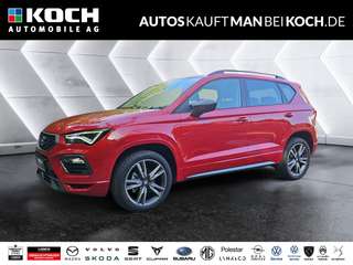 Schräge Frontansicht auf einen SEAT Ateca , freigestellt