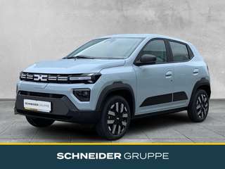 Schräge Frontansicht auf einen Dacia Spring , freigestellt