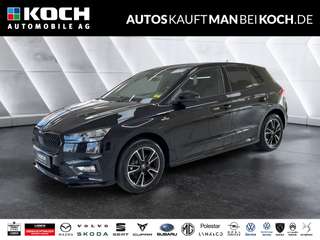 Schräge Frontansicht auf einen Skoda Fabia , freigestellt