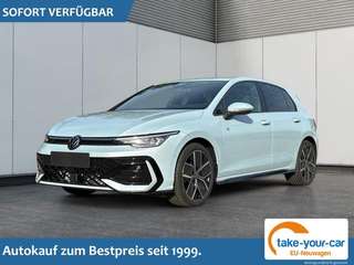 Schräge Frontansicht auf einen Volkswagen Golf , freigestellt