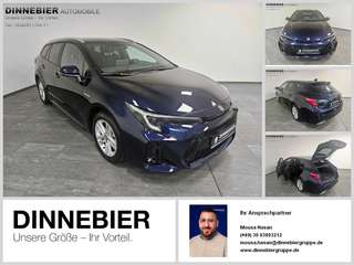 Schräge Frontansicht auf einen Suzuki Swace , freigestellt