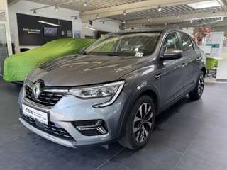 Schräge Frontansicht auf einen Renault Arkana , freigestellt