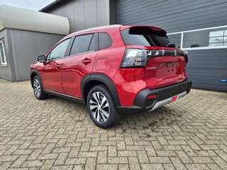 Schräge Frontansicht auf einen Suzuki S-Cross , freigestellt