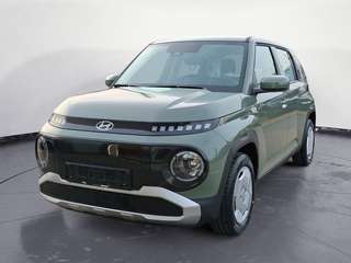 Schräge Frontansicht auf einen Hyundai Inster , freigestellt