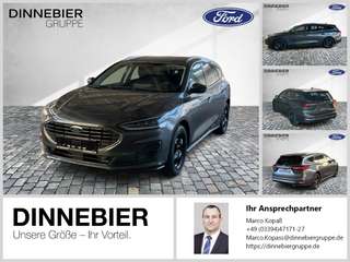 Schräge Frontansicht auf einen Ford Focus , freigestellt
