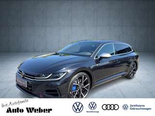 Schräge Frontansicht auf einen Volkswagen Arteon , freigestellt