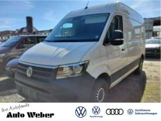 Schräge Frontansicht auf einen Volkswagen Crafter , freigestellt
