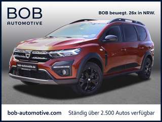 Schräge Frontansicht auf einen Dacia Jogger , freigestellt