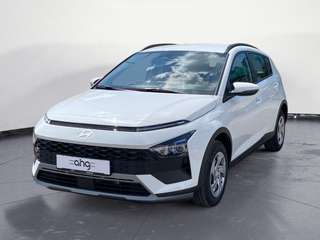 Schräge Frontansicht auf einen Hyundai Bayon , freigestellt