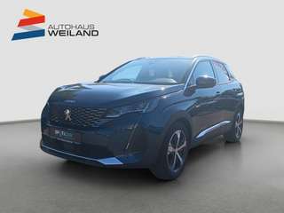 Schräge Frontansicht auf einen Peugeot 3008 , freigestellt